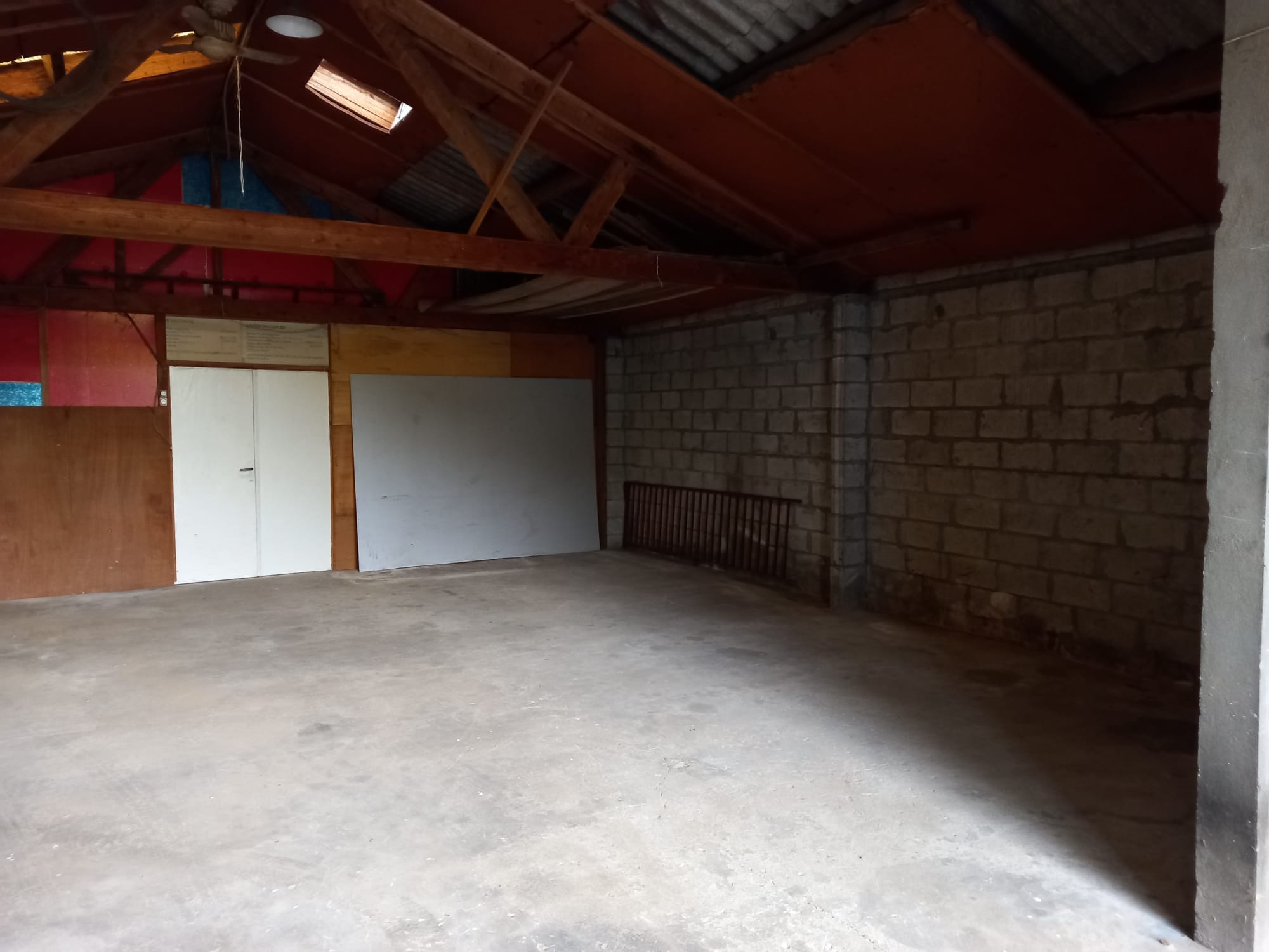 Une pièce spacieuse et vide avec après un débarras pour les professionnels de Paris et d'Ile de France. Idéale pour installer des bureaux, un commerce, un nouvel atelier.