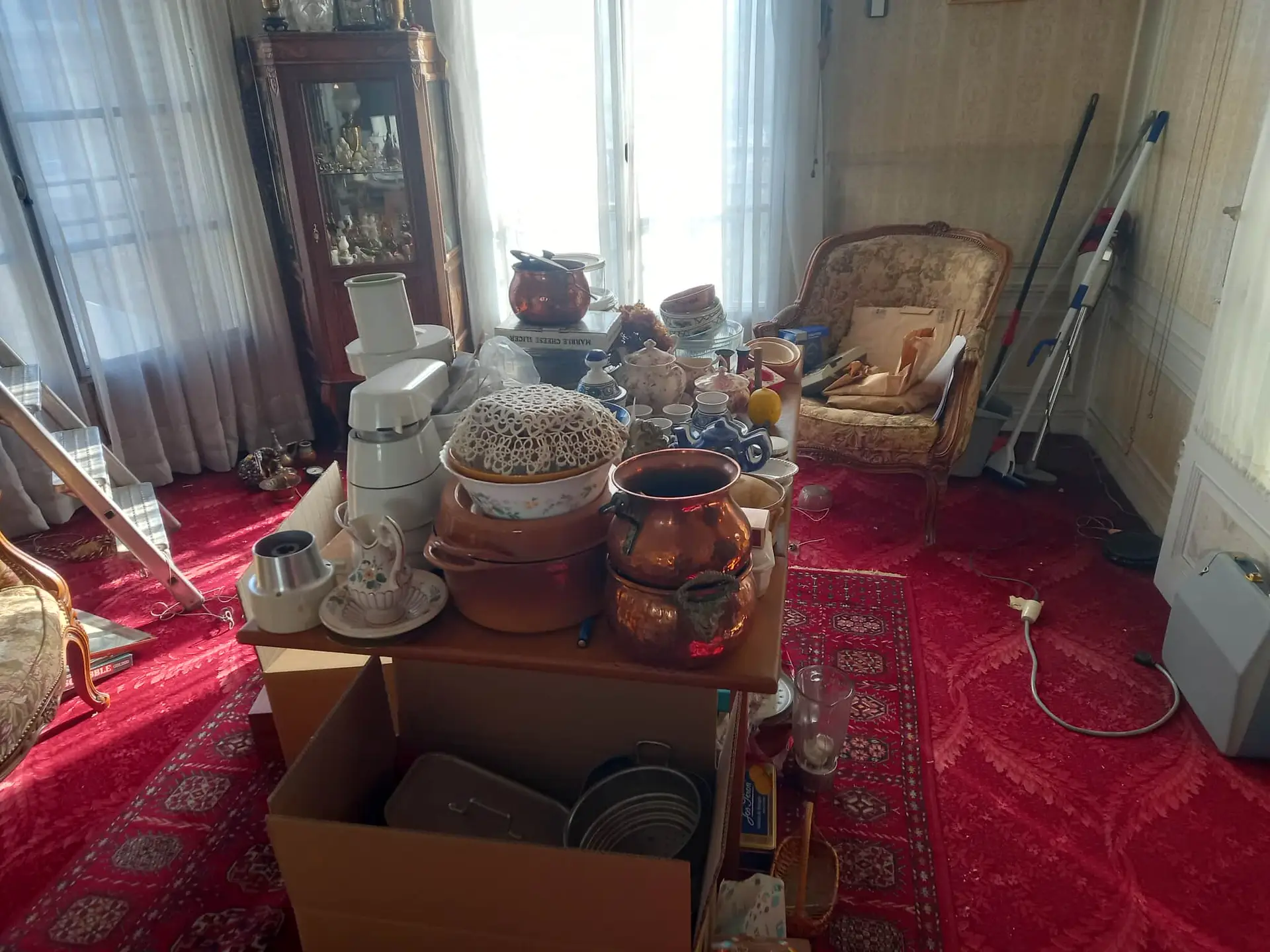 Avant - appartement encombré